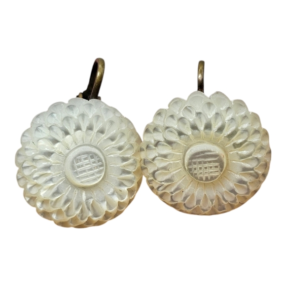 Mother of Pearl Jewelry - Vintage‎ Hand Carved Mother of Pearl Flower Clip-On Earrings